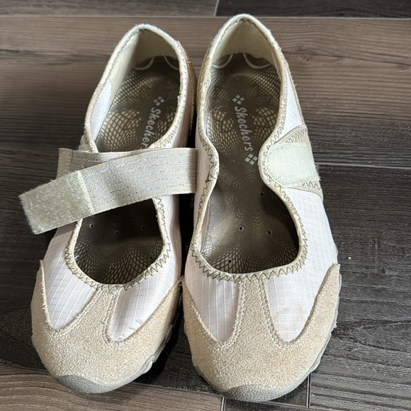 Cute Sketchers slip on shoes.  Ladies size 8 - Picture 3 of 6